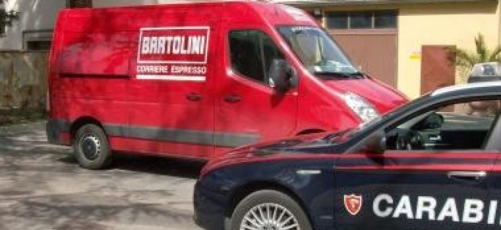 Corriere muore schiacciato dal suo furgone, parcheggiato in leggera salita
